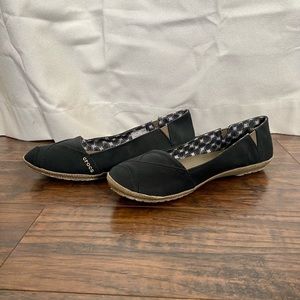 NWOT Crocs fabric black flats. Size W8